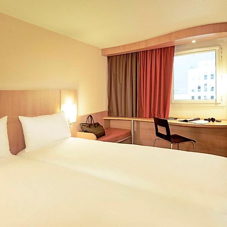 Hotel Ibis Évry-Courcouronnes Esterno foto