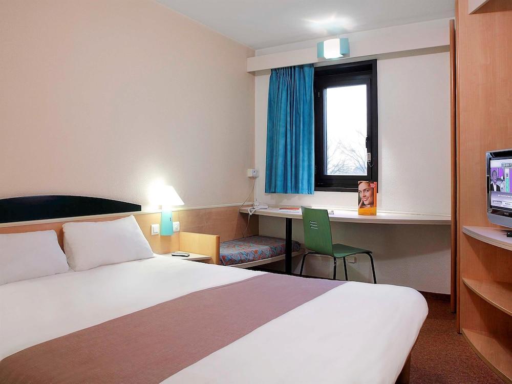 Hotel Ibis Évry-Courcouronnes Esterno foto