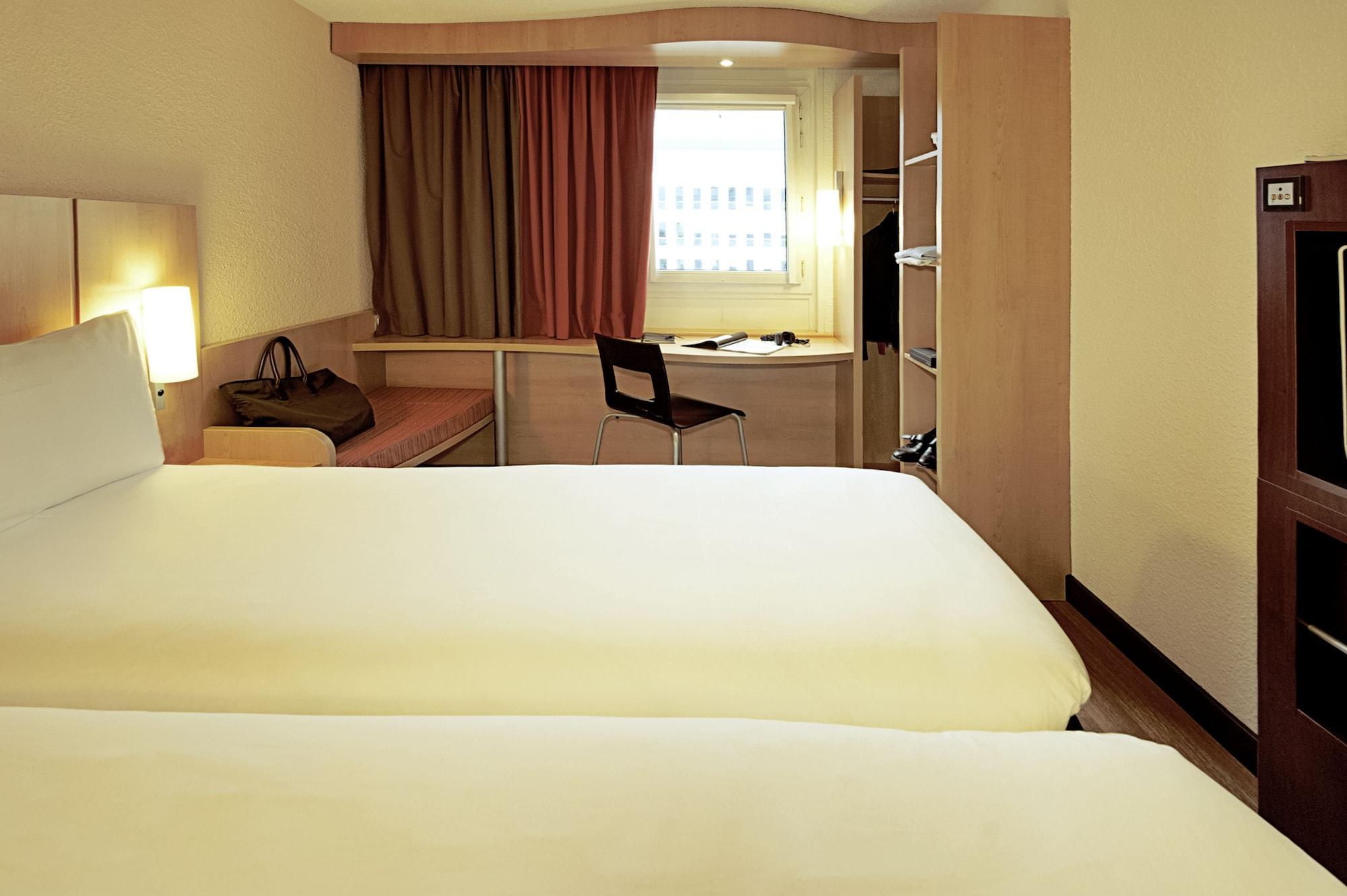 Hotel Ibis Évry-Courcouronnes Esterno foto