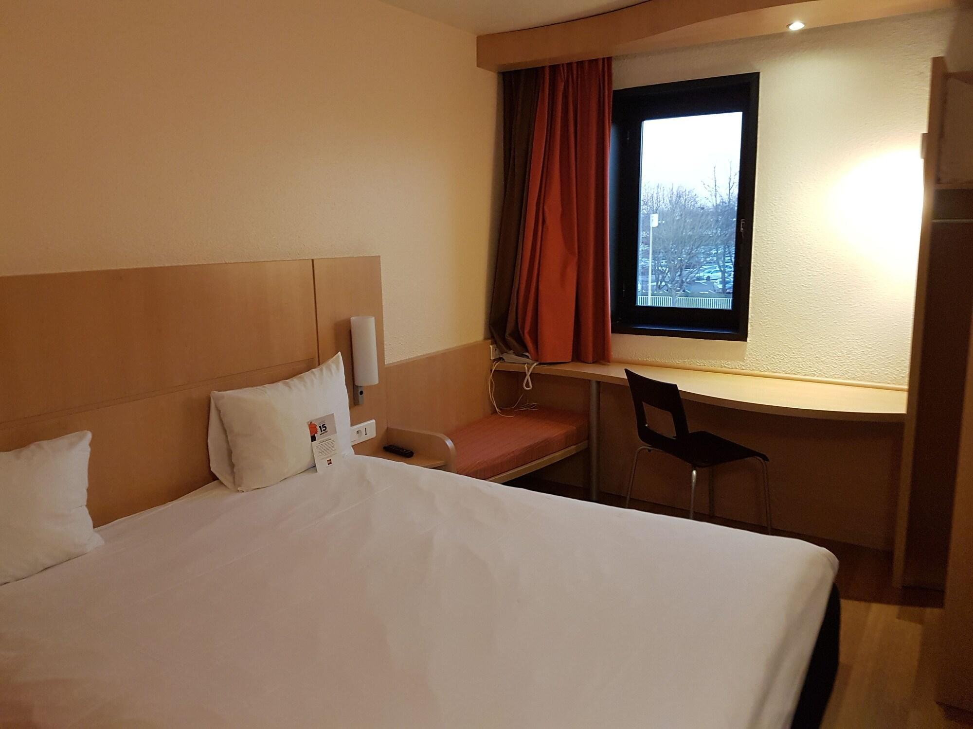 Hotel Ibis Évry-Courcouronnes Esterno foto