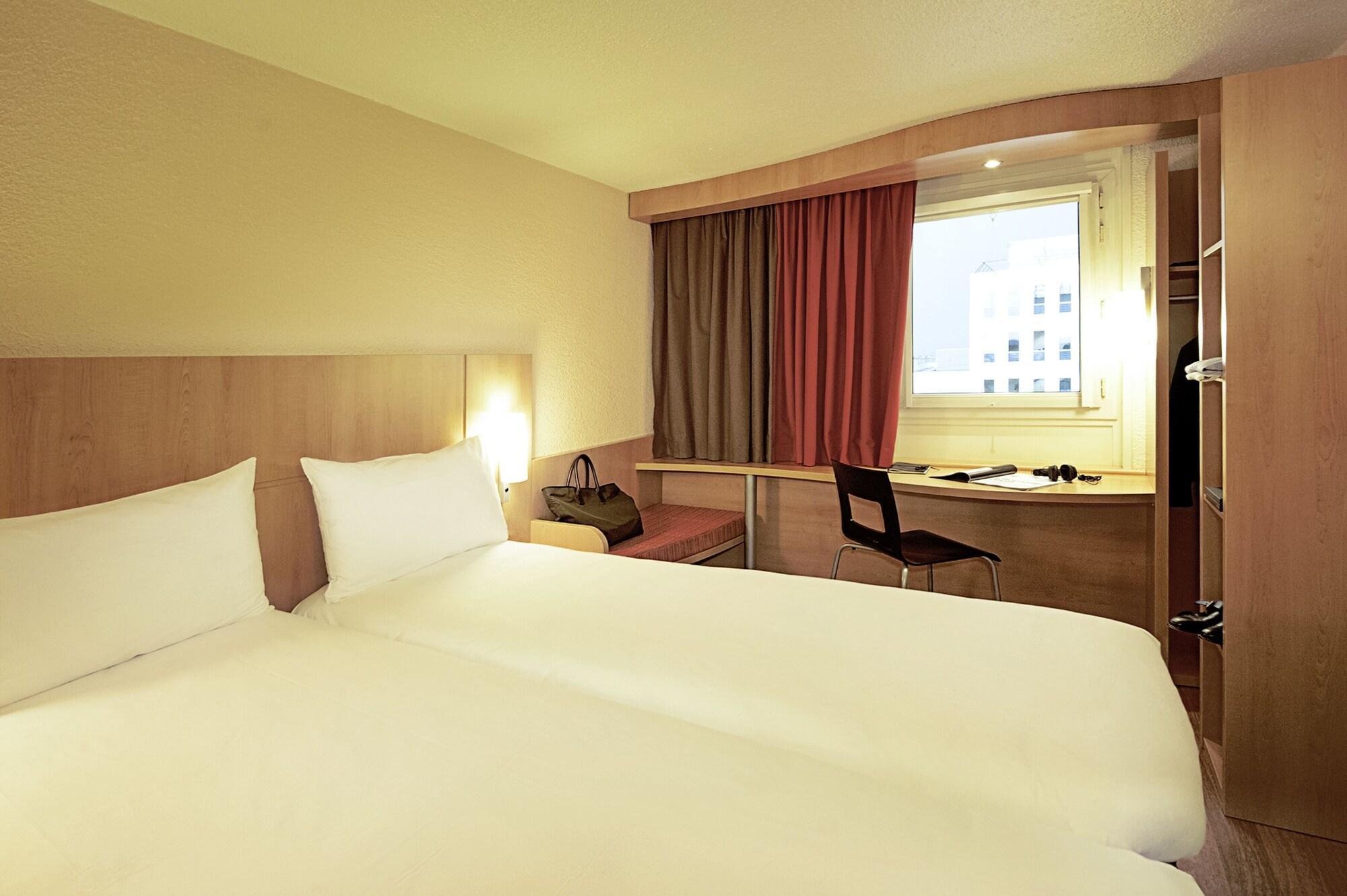Hotel Ibis Évry-Courcouronnes Esterno foto