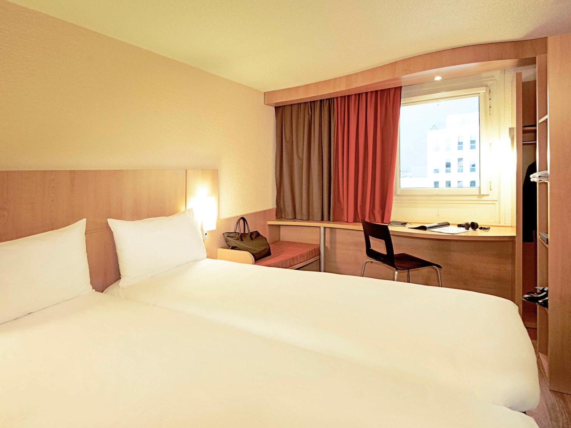 Hotel Ibis Évry-Courcouronnes Esterno foto