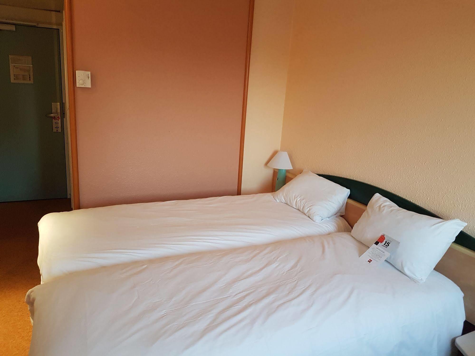 Hotel Ibis Évry-Courcouronnes Esterno foto