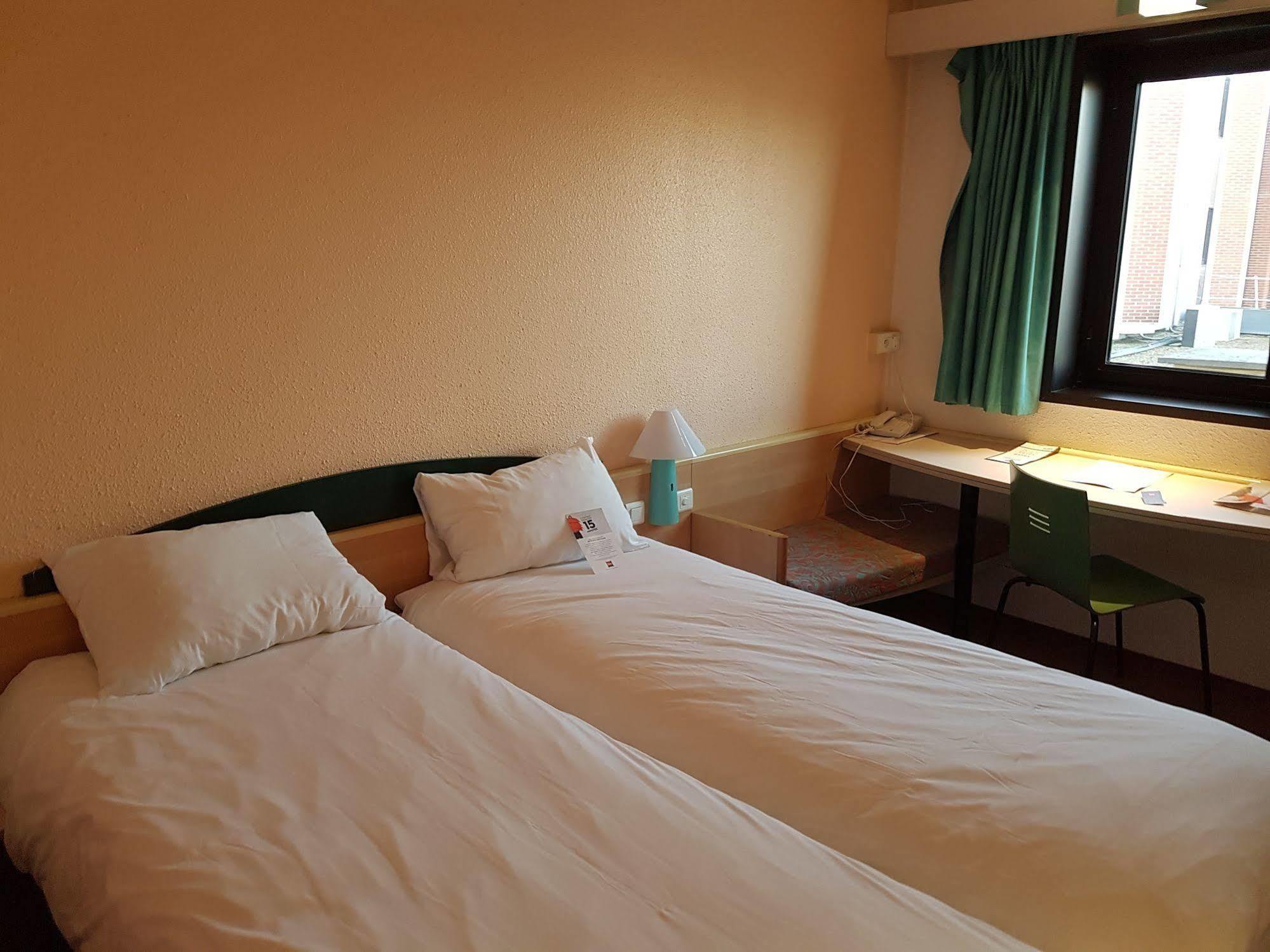 Hotel Ibis Évry-Courcouronnes Esterno foto