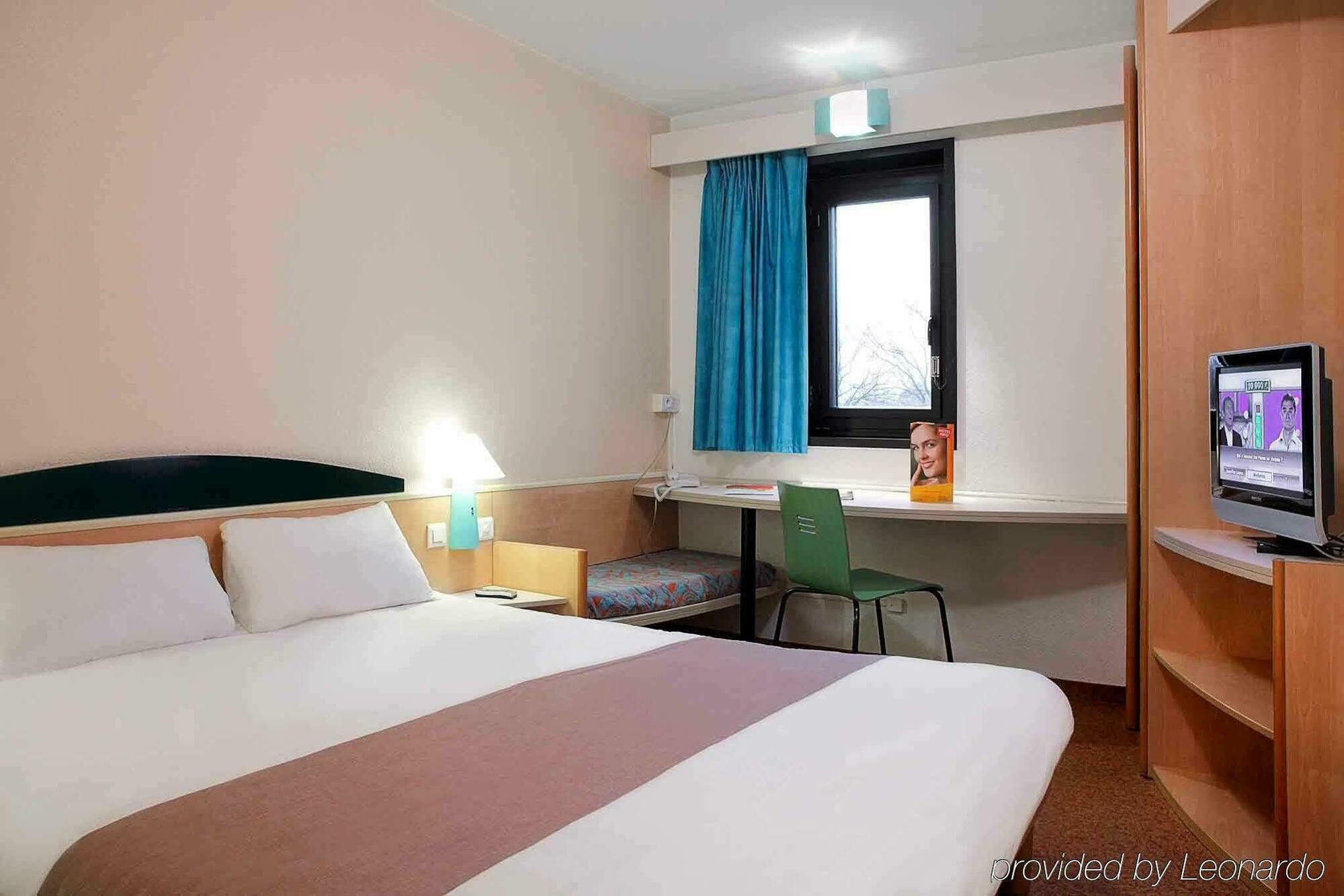 Hotel Ibis Évry-Courcouronnes Esterno foto