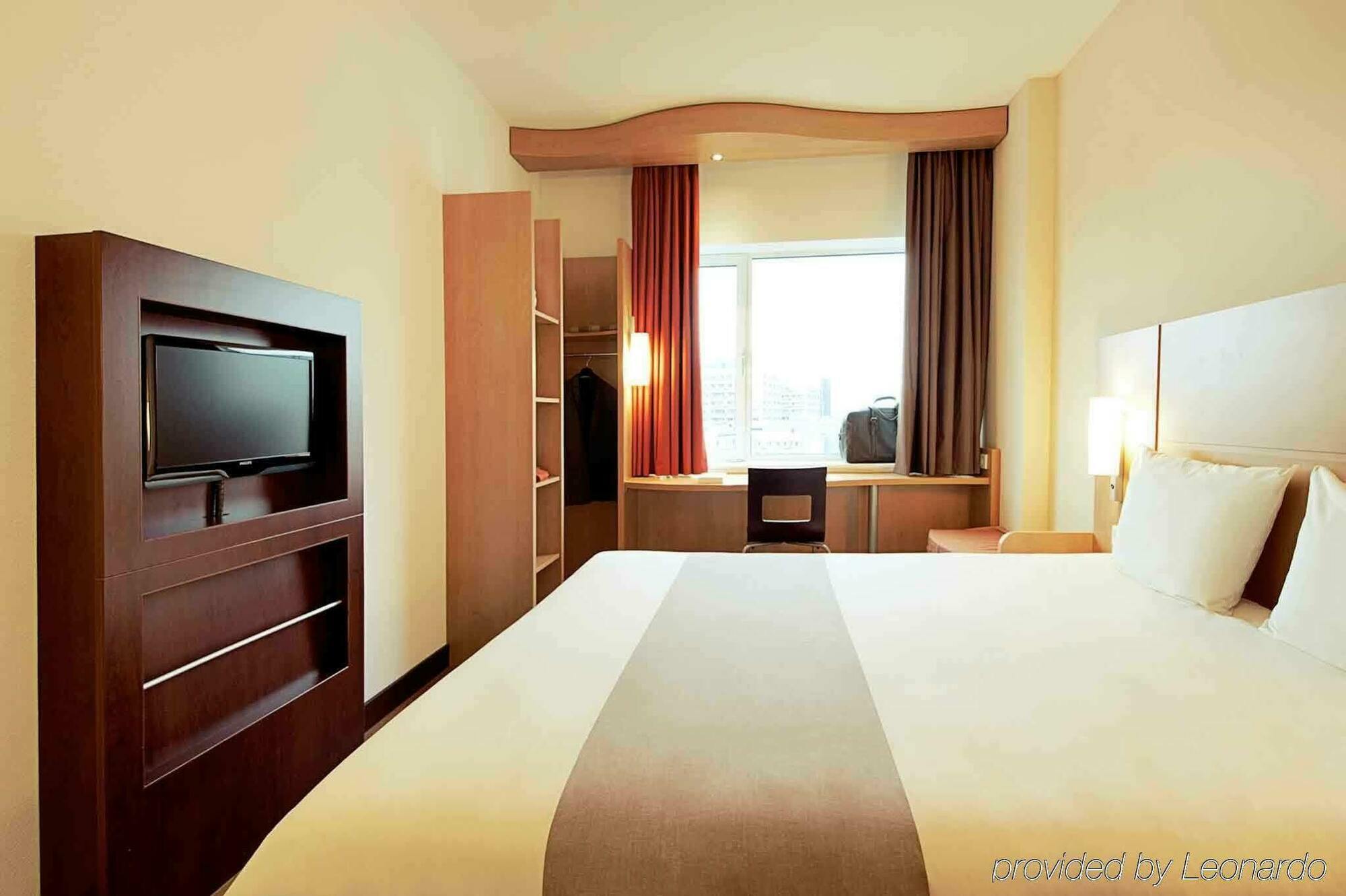 Hotel Ibis Évry-Courcouronnes Esterno foto