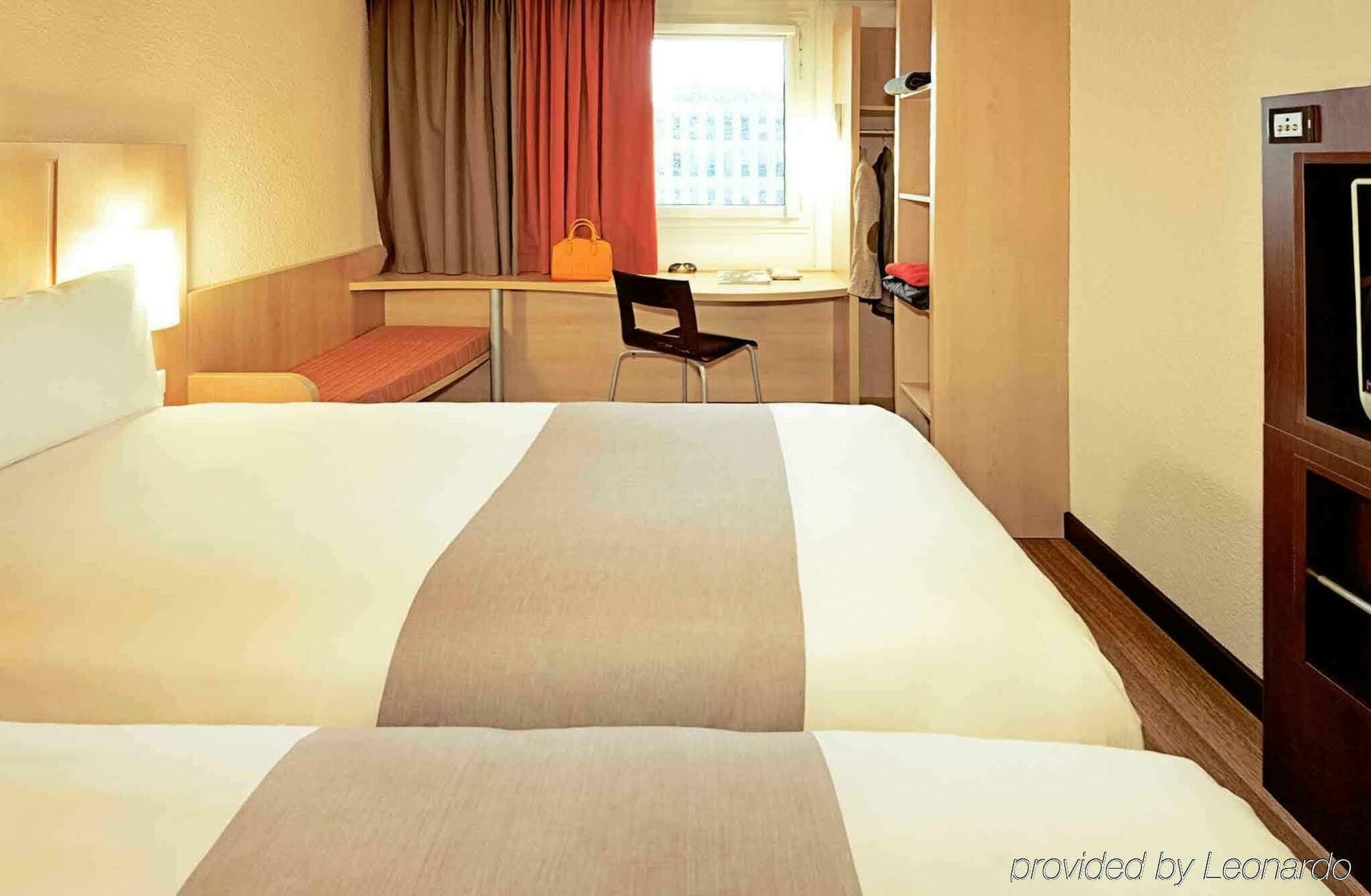 Hotel Ibis Évry-Courcouronnes Esterno foto